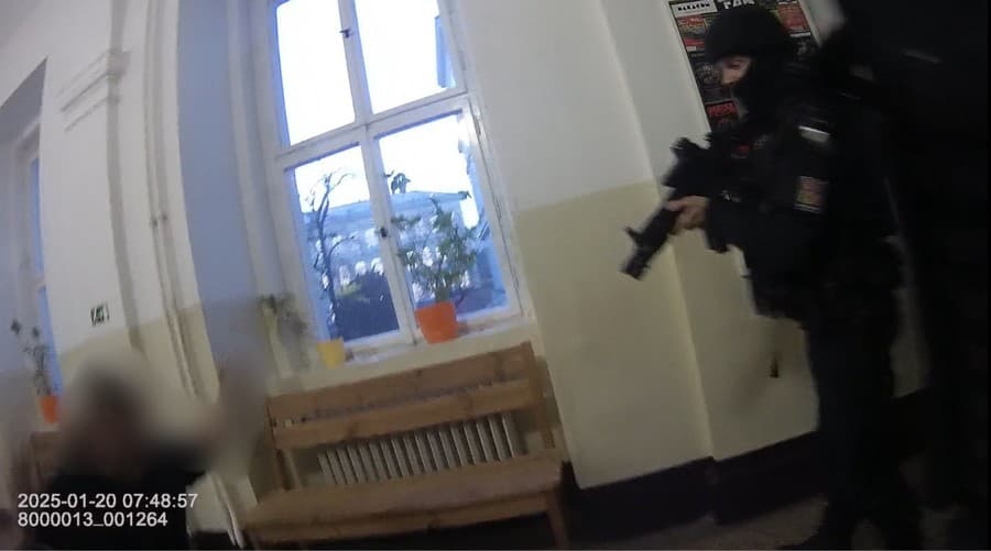 Polícia pre vyhrážky streľbou zasahovala na strednej škole v Prahe.