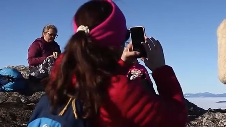 Turisti si natáčali muža