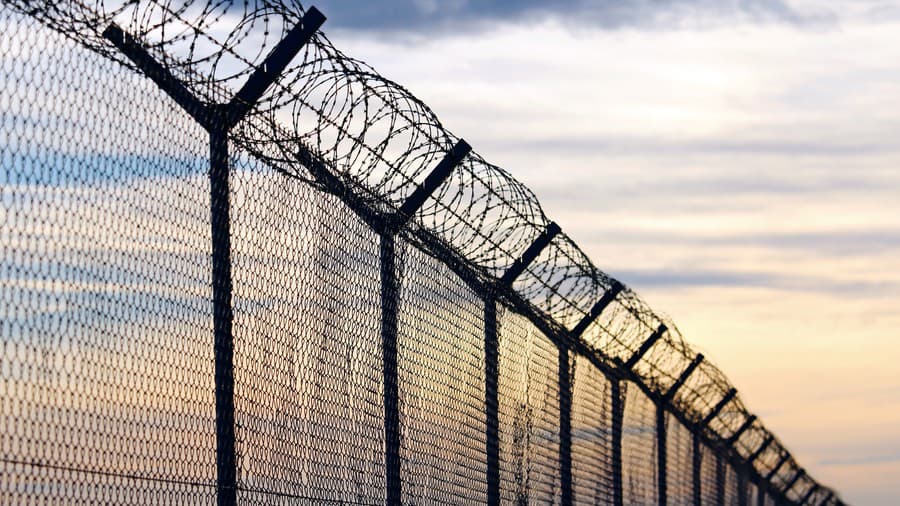 Migranti zaútočili na pohraničnú