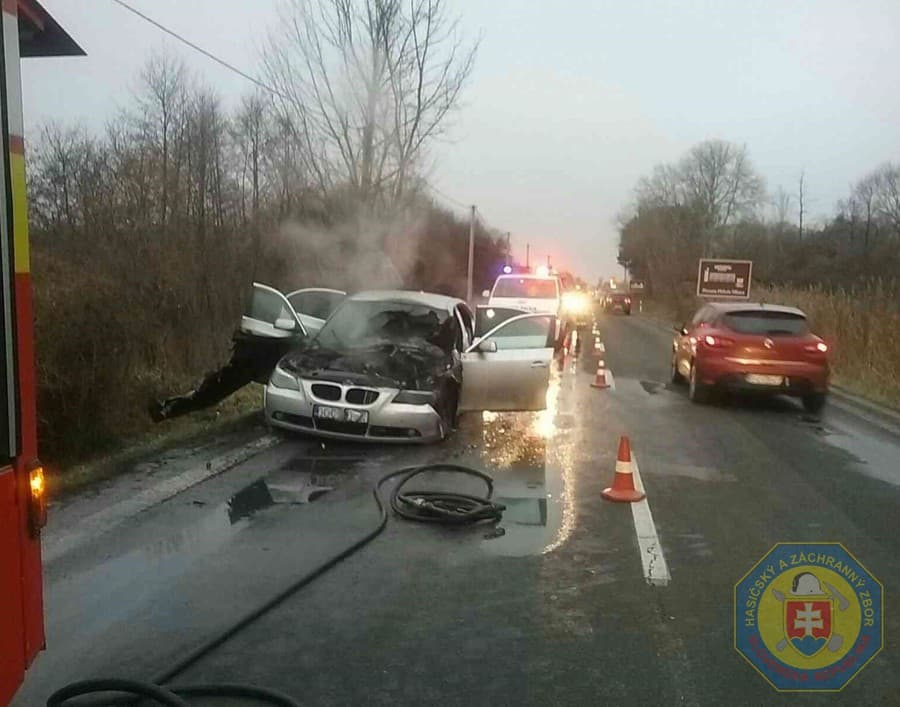 V Malackách začalo horieť auto počas jazdy.