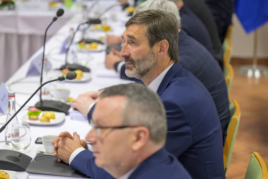 Na snímke uprostred minister zahraničných vecí a európskych záležitostí SR Juraj Blanár (Smer-SD).