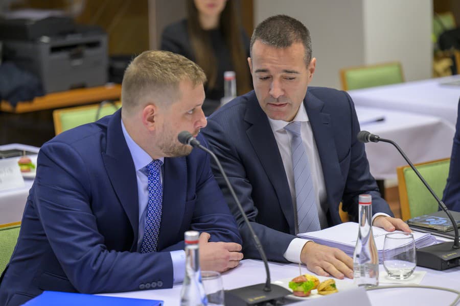 Minister zdravotníctva SR Kamil Šaško a minister školstva, výskumu, vývoja a mládeže SR Tomáš Drucker (obaja Hlas-SD).