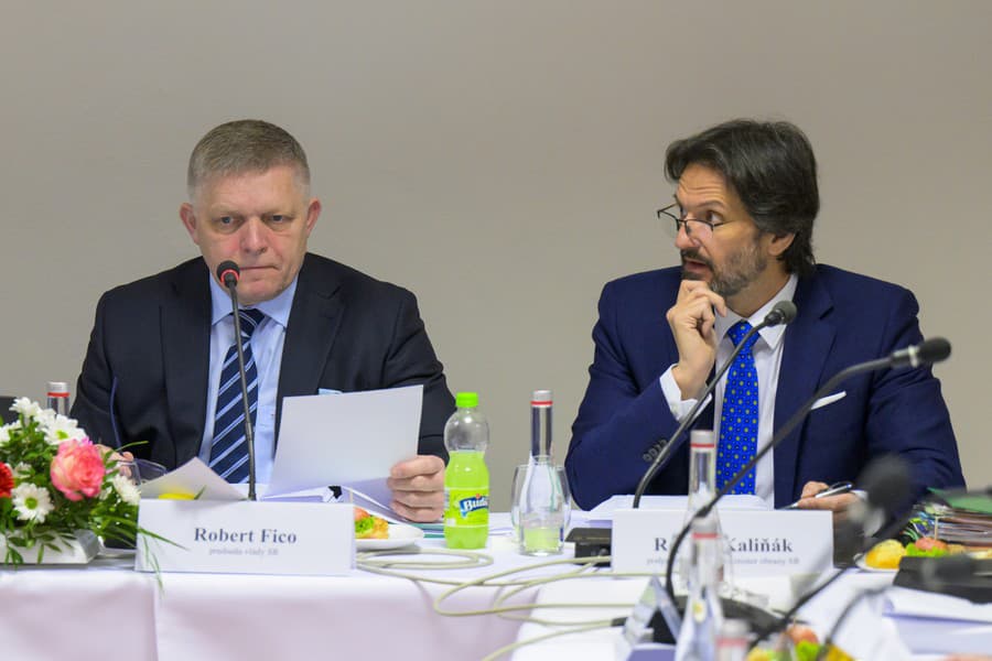 Predseda vlády SR Robert Fico a podpredseda vlády a minister obrany SR Robert Kaliňák (obaja Smer-SD).