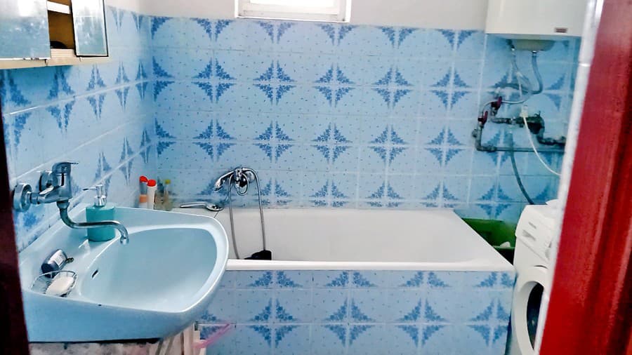 V novom dome majú aj krásnu kúpeľňu.