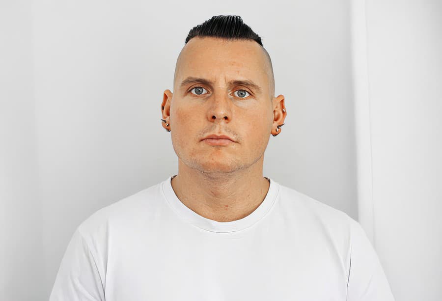 Bombic je stíhaný extrémista.
