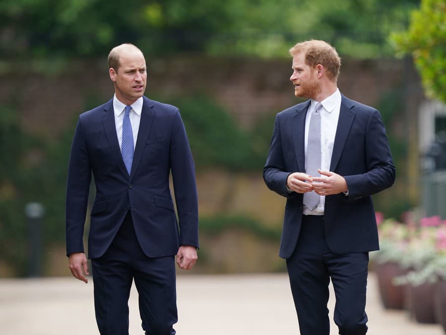 Harry je  mladším bratom princa Williama, ktorý je následníkom britského trónu.