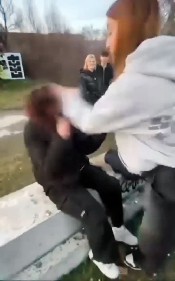 Ďalšia jej vlepila niekoľko tvrdých faciek.