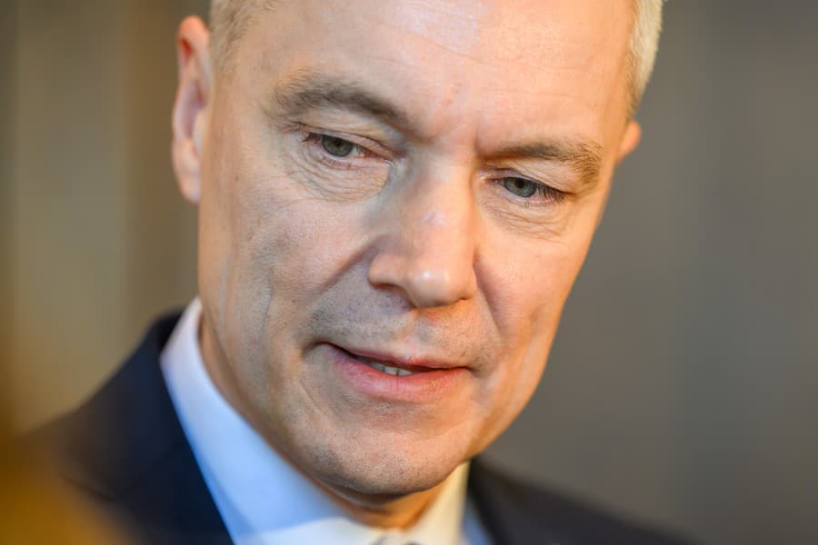 Na snímke poslanec Národnej rady (NR) SR Ján Ferenčák (Hlas-SD) reaguje pred hlasovaním poslancov, ktorí na prvý pokus neotvorili mimoriadnu schôdzu parlamentu k zdravotníckemu a stavebnému zákonu v Bratislave v utorok 4. februára 2025.