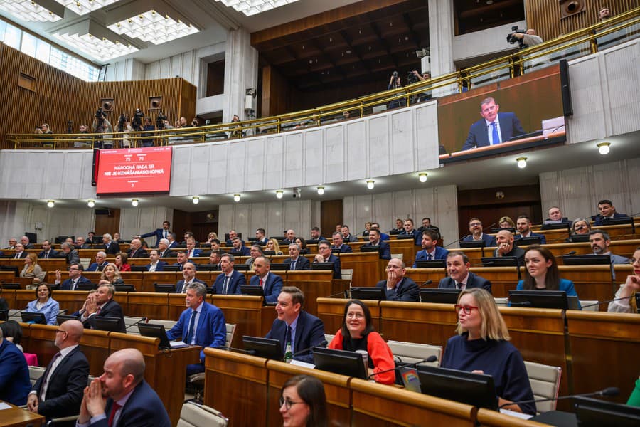 Na snímke veľkoplošná obrazovka (vpravo) s podpredsedom Národnej rady SR Petrom Žigom, povereným výkonom právomocí predsedu parlamentu a elektronická tabuľa (vľavo), ktorá  ukazuje v rokovacej sále, že poslanci Národnej rady (NR) SR na prvý pokus neotvorili mimoriadnu schôdzu parlamentu k zdravotníckemu a stavebnému zákonu v Bratislave