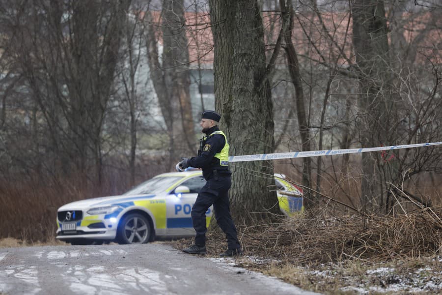 Na snímke policajti na mieste streľby v škole vo švédskom meste Örebro v utorok 4. februára 2025. 