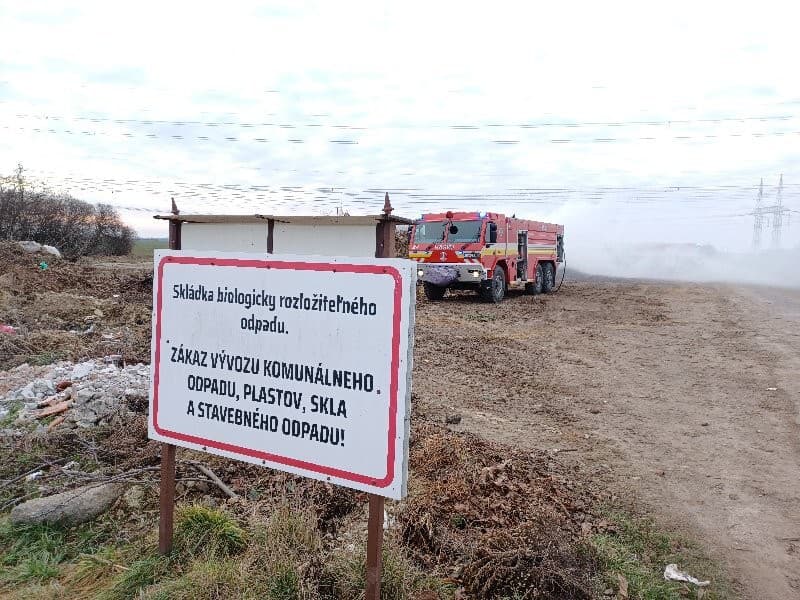 Hasiči zasahovali pri požiari bioodpadu v katastri obce Starý Tekov.