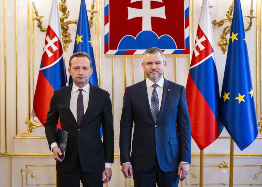 Na snímke zľava dezignovaný veľvyslanec SR v Belgickom kráľovstve a Luxemburskom veľkovojvodstve Tomáš Kozák a prezident SR Peter Pellegrini.