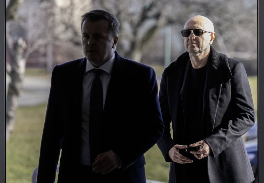 Na snímke vpravo obžalovaný Zoroslav Kollár a vľavo jeho právny zástupca Adrián Kucek prichádzajú na súdne pojednávanie.