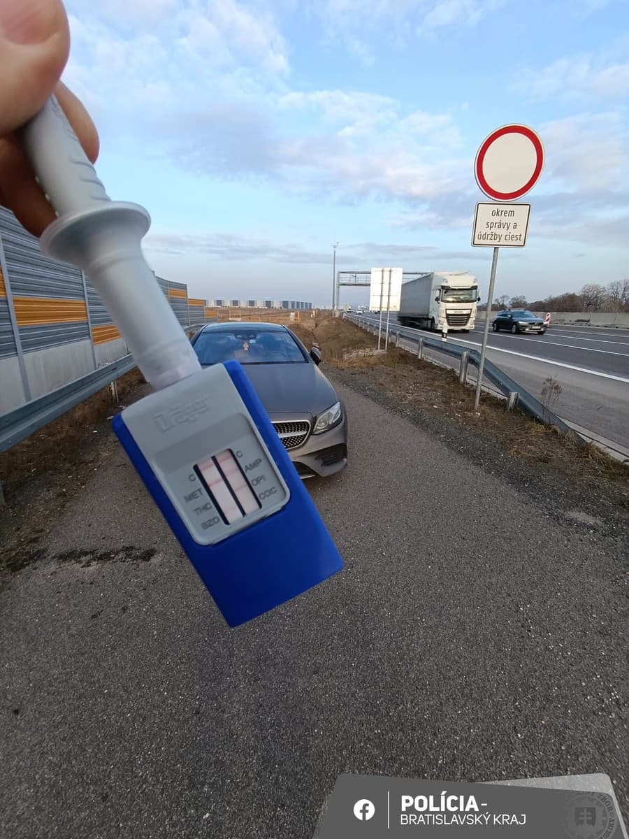 Vodič prekročil rýchlosť a šoféroval pod vplyvom drog.