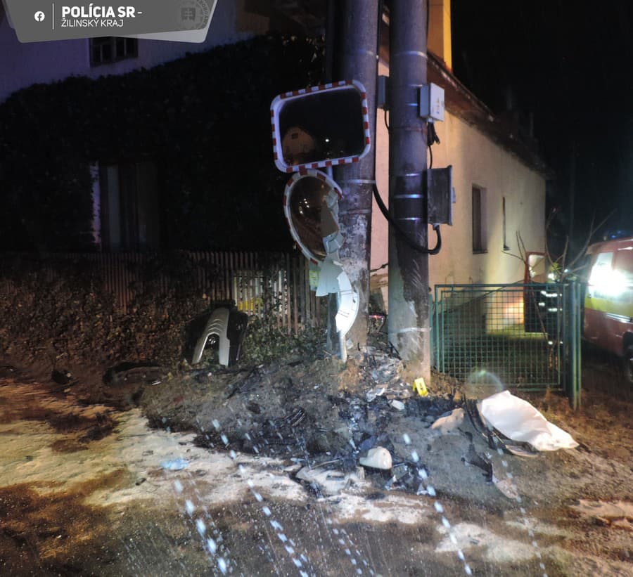 Vodič pod vplyvom alkoholu v Povine unikal polícii a následne havaroval.