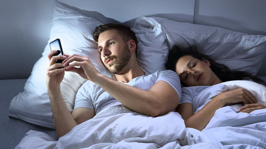 Mnohí ľudia prišli partnerovi na neveru tak, že mu „vliezli“ do mobilu. Odborníčka takýto krok neodporúča.