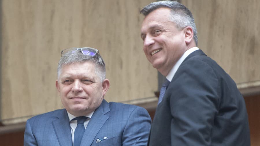 Premiér SR Robert Fico (Smer-SD) a podpredseda NR SR Andrej Danko (SNS).