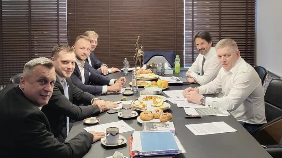 Fico informoval, že vláda sa dohodla a mení sa koaličná zmluva.