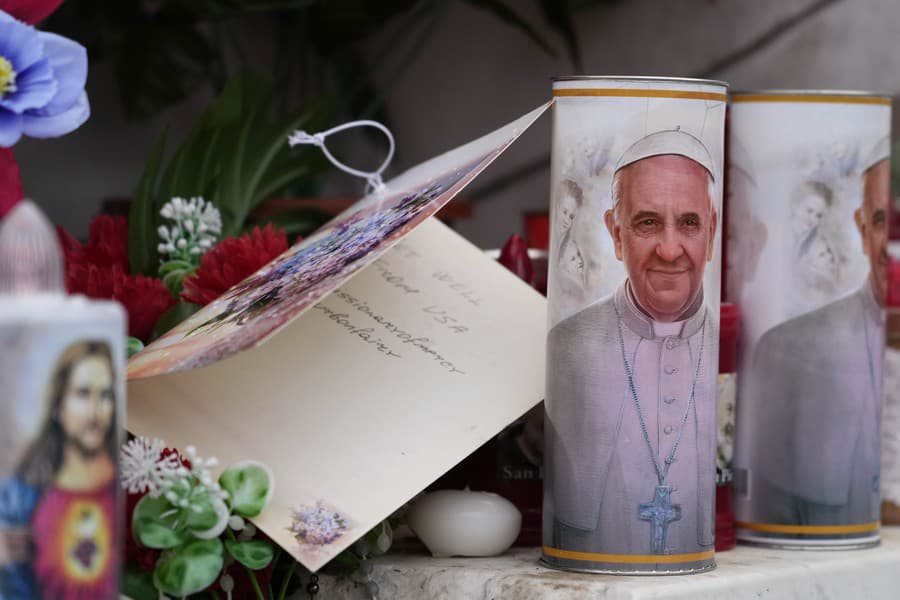 Na snímke sviečky s  fotografiou pápeža Františka sú pred nemocnicou Gemelli v Ríme v stredu 19. februára 2025.