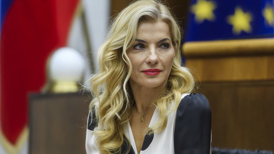 Ministerka Šimkovičová si za vyjadrením stojí.