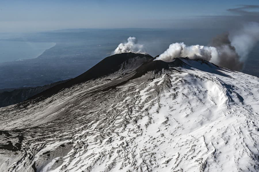 K prvej zo série erupcií došlo 11. februára, čo zvýšilo záujem cestovateľov, fotografov a vedcov.