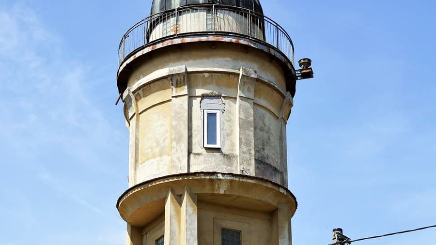 2025. Z vodárenskej veže bola roky hvezdáreň, no po vyčíňaní vetra ju zatvorili a chátra. 