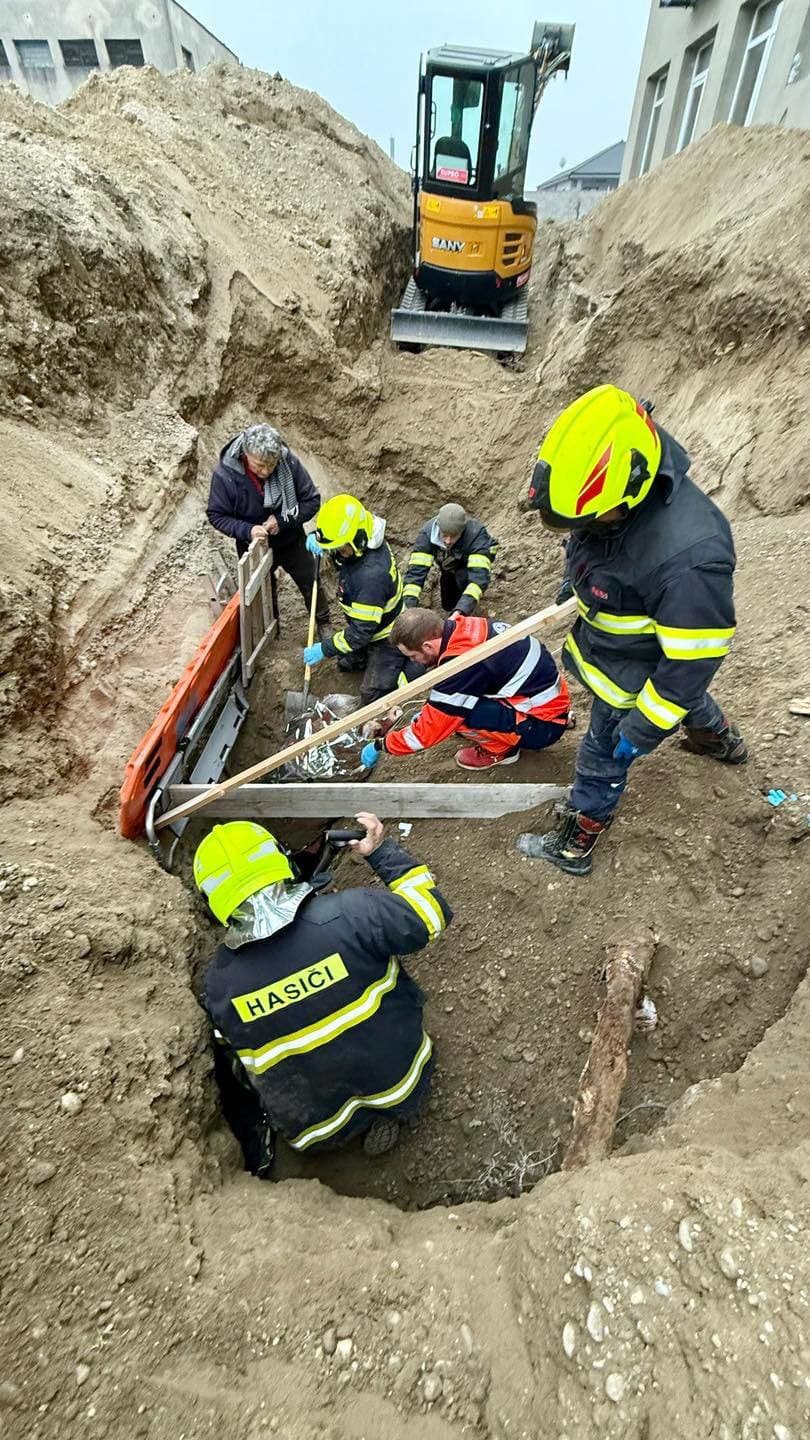 Hasiči zachraňovali osobu zasypanú v šachte v Moste pri Bratislave