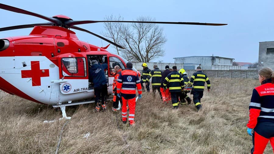 Hasiči zachraňovali osobu zasypanú v šachte v Moste pri Bratislave