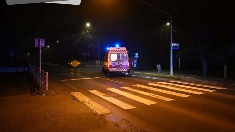 Vodič v Novákoch narazil autom do chodca, ten sa zranil