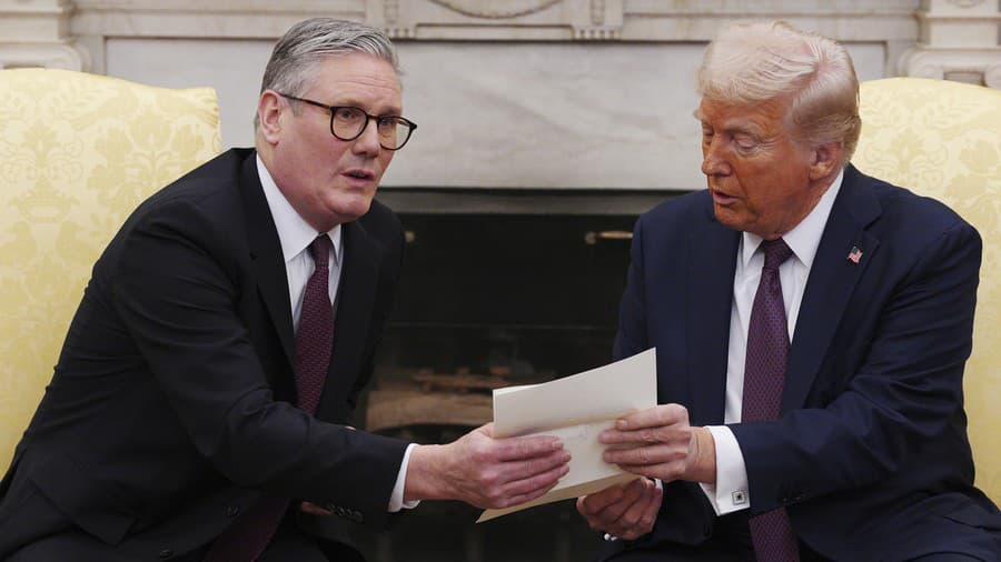 Na snímke americký prezident Donald Trump (vpravo), ktorému britský premiér Keir Starmer odovzdáva pozvanie od britského kráľa Karola III.