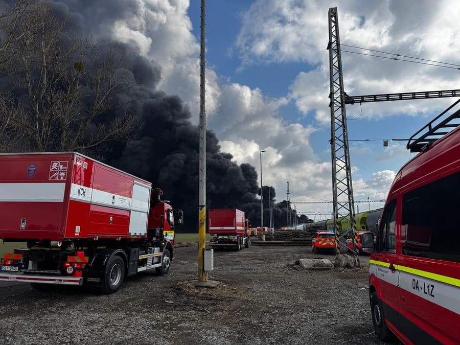 Nákladný vlak prevážajúci cisterny s toxickým benzénom, ktorý po minulotýždňovej havárii pri obci Hustopeče nad Bečvou začal horieť, prekročil pred vykoľajením najvyššiu dovolenú rýchlosť.