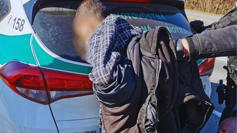Polícia zadržala muža, ktorý za tri dni prepadol v B. Bystrici troch seniorov.