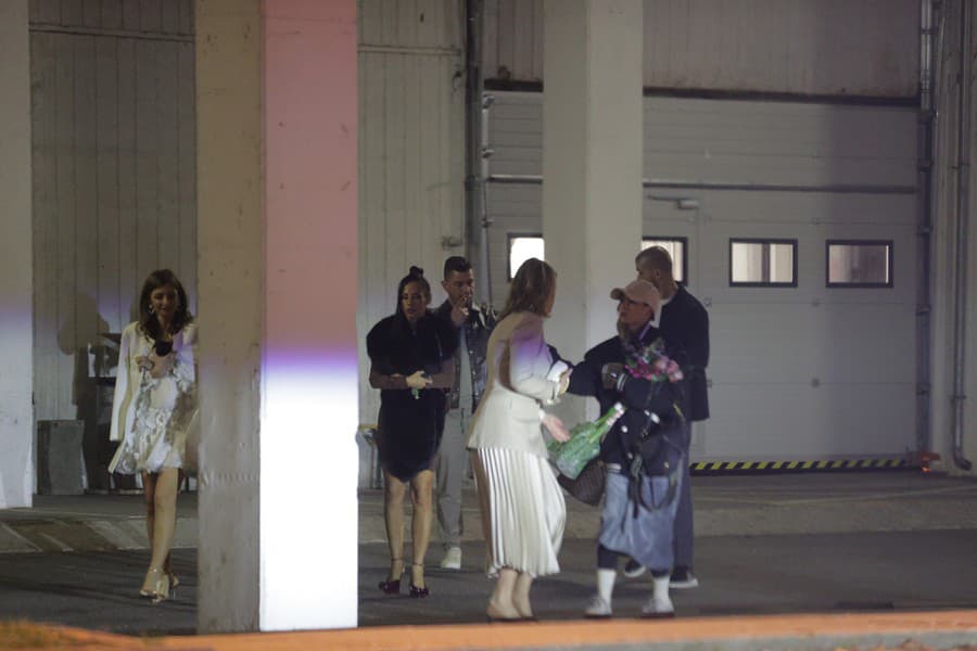 Odchody hviezd z nočnej žúrky po Let's Dance. Natállia Glosiková, tanečnica (v bielej šiltovke), ktorá na sa parkete zvŕta s Jurajom Kemkom.
