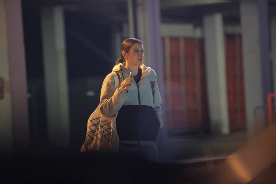 Odchody hviezd z nočnej žúrky po Let's Dance. Anička Jakab Rakovská si vychutnala po prenose cigaretku.