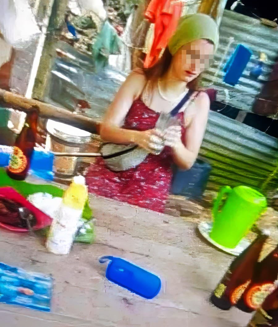 Na pravdepodobne poslednom zábere sedí na lavičke a pije.