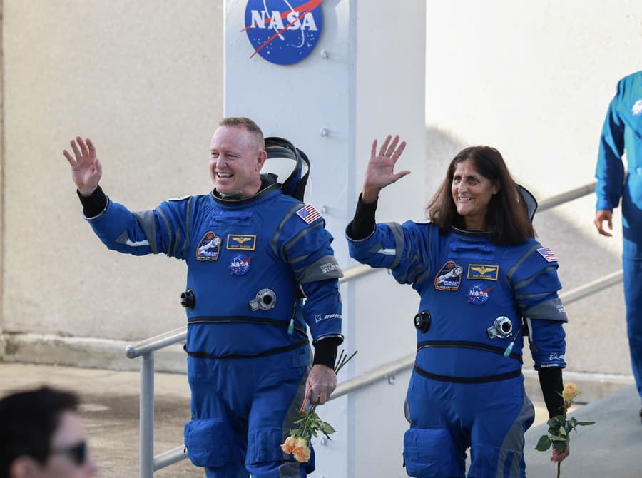 Astronauti, ktorí uviazli na ISS, sa na Zem vrátia v utorok.