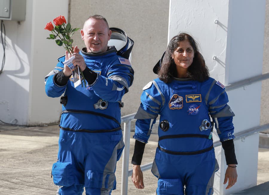 Astronauti, ktorí uviazli na ISS, sa na Zem vrátia v utorok.