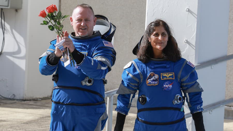 Astronauti, ktorí uviazli na ISS, sa na Zem vrátia v utorok.