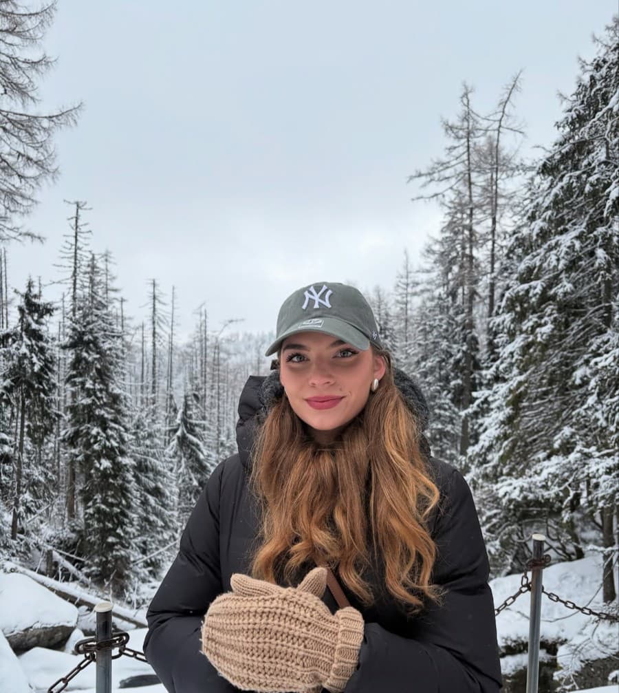 Sympatická Simona je aktívna aj na sociálnych sieťach, kde svojich priaznivcov pravidelne informuje o svojich aktivitách, ale ukazuje im aj zákulisie svojej práce.