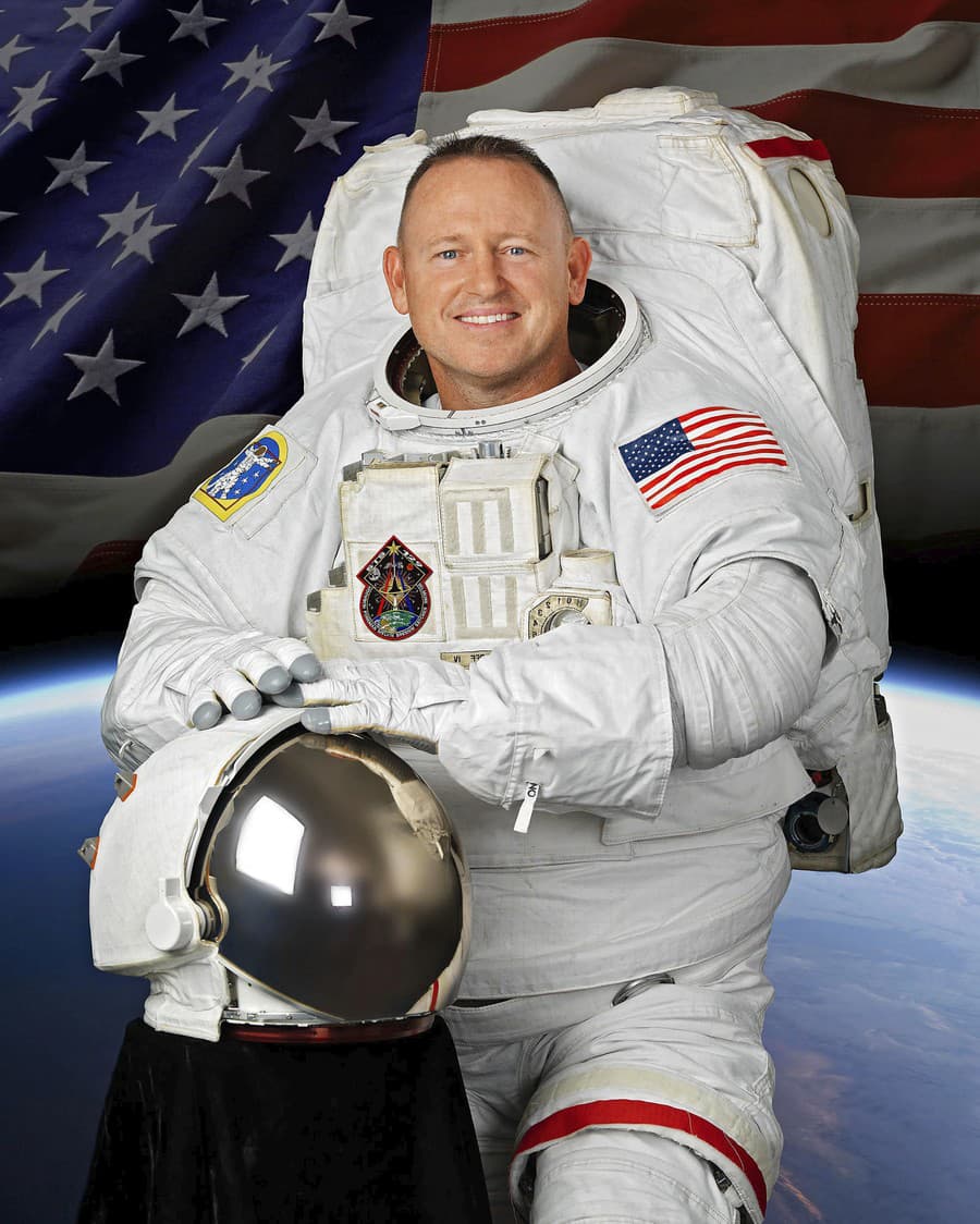 Barry Wilmore bol pôvodne pilot Námorníctva USA, ako astronaut pôsobí od roku 2000.