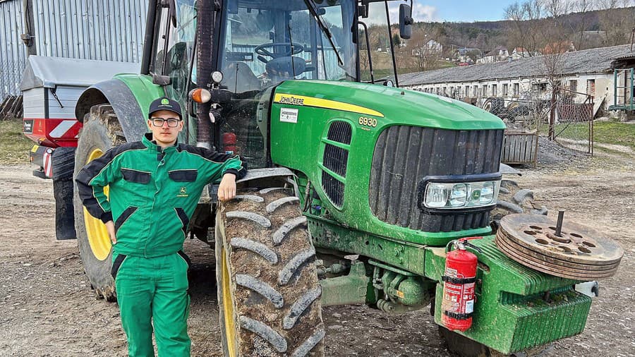 Jakub miluje prácu s traktorom natoľko, že sa jej chce venovať aj v budúcnosti.