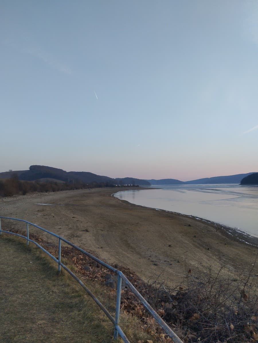 Voda v nádrži Domaša doslova mizne domácim aj návštevníkom pred očami.