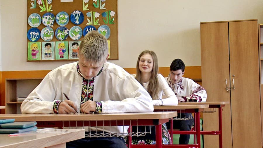 V krojoch písali testy z jazyka i matematiky. 