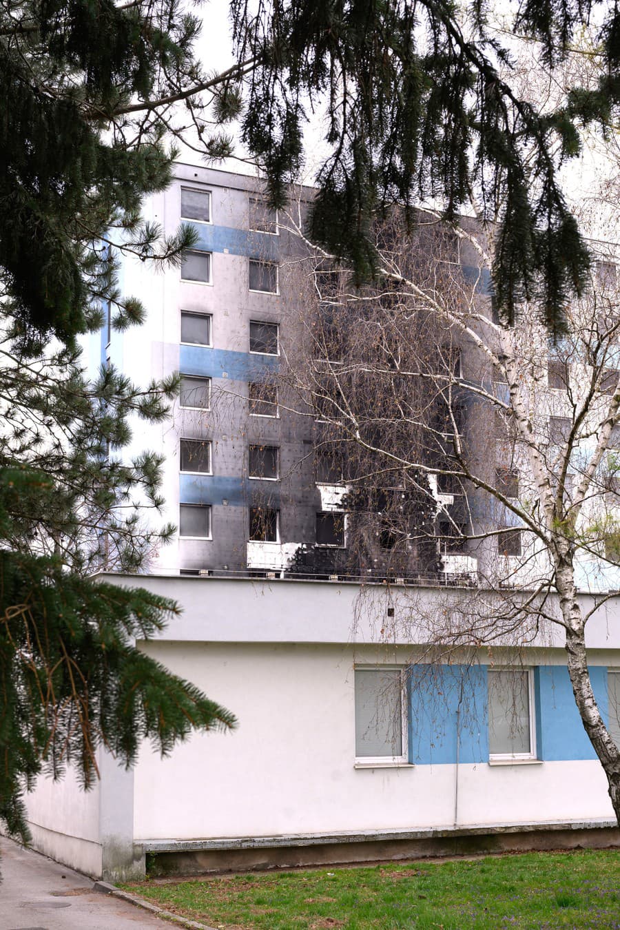 Na snímke stredoškolský internát v Nitre, ktorý zachvátil požiar.