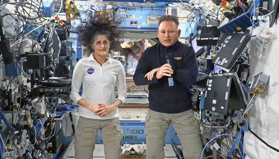 Spolu so Sunitou Williams strávil na ISS 286 dní.