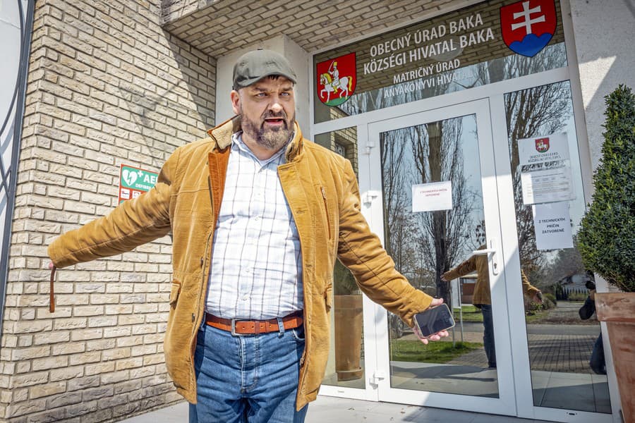 Starosta Baky J. Bertalan tvrdí, že v dedine vládne veľké napätie.