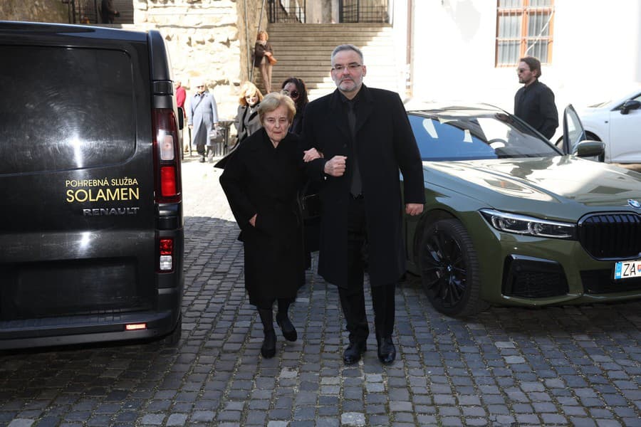 Rozlúčka s Kvietikom. Na snímke syn Martin Kvietik a vdova Eva Kvietiková.