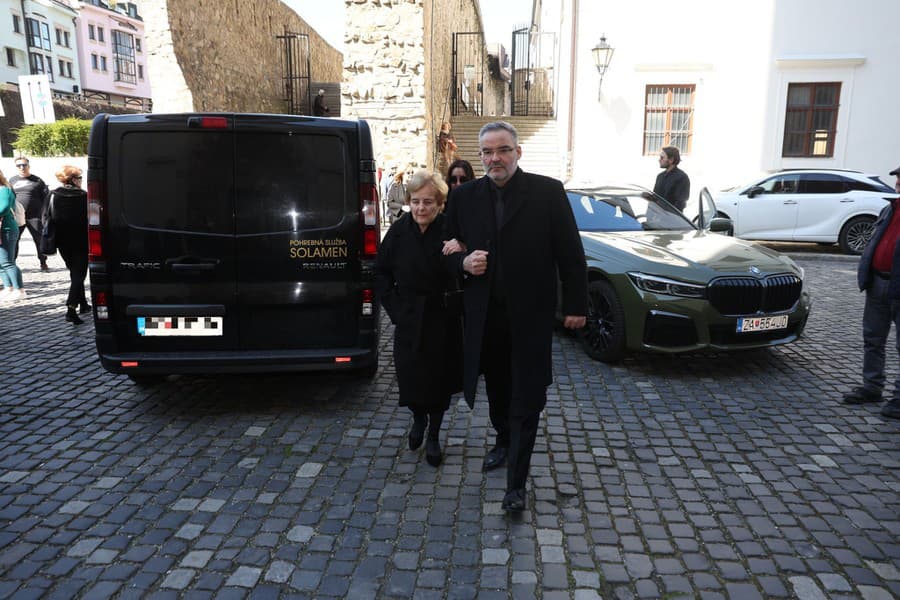 Rozlúčka s Kvietikom. Na snímke syn Martin Kvietik a vdova Eva Kvietiková.