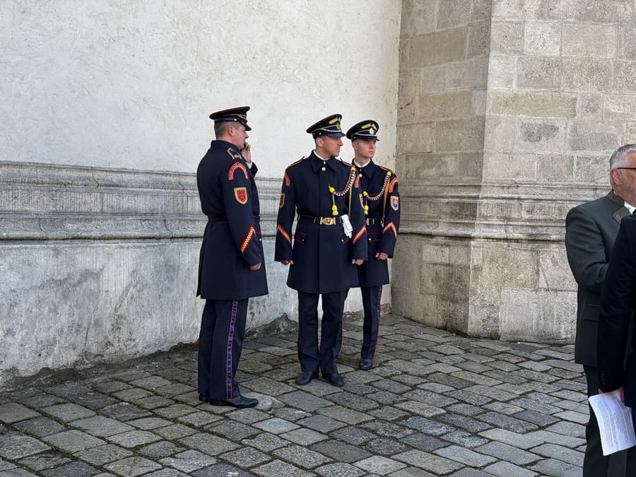 Posledná rozlúčka so Štefanom Kvietikom. Na snímke čestná stráž.