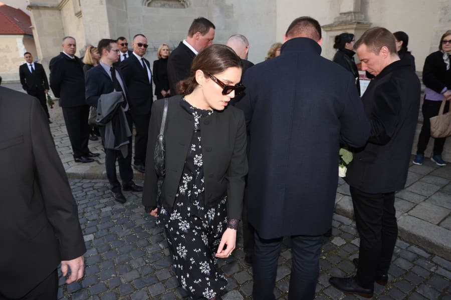 Posledná rozlúčka so Štefanom Kvietikom. Na snímke Sarah Arató.